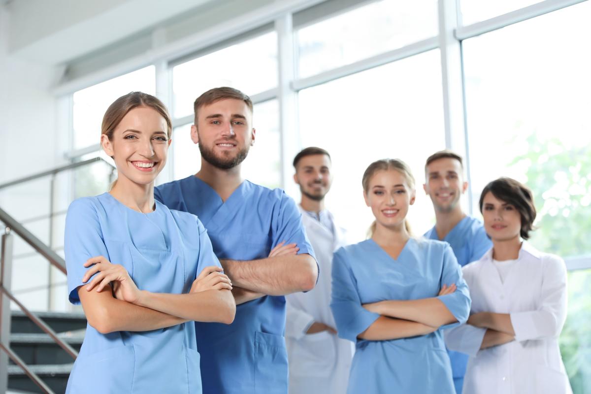 Eine Gruppe Pfleger lächeln in die Kamera